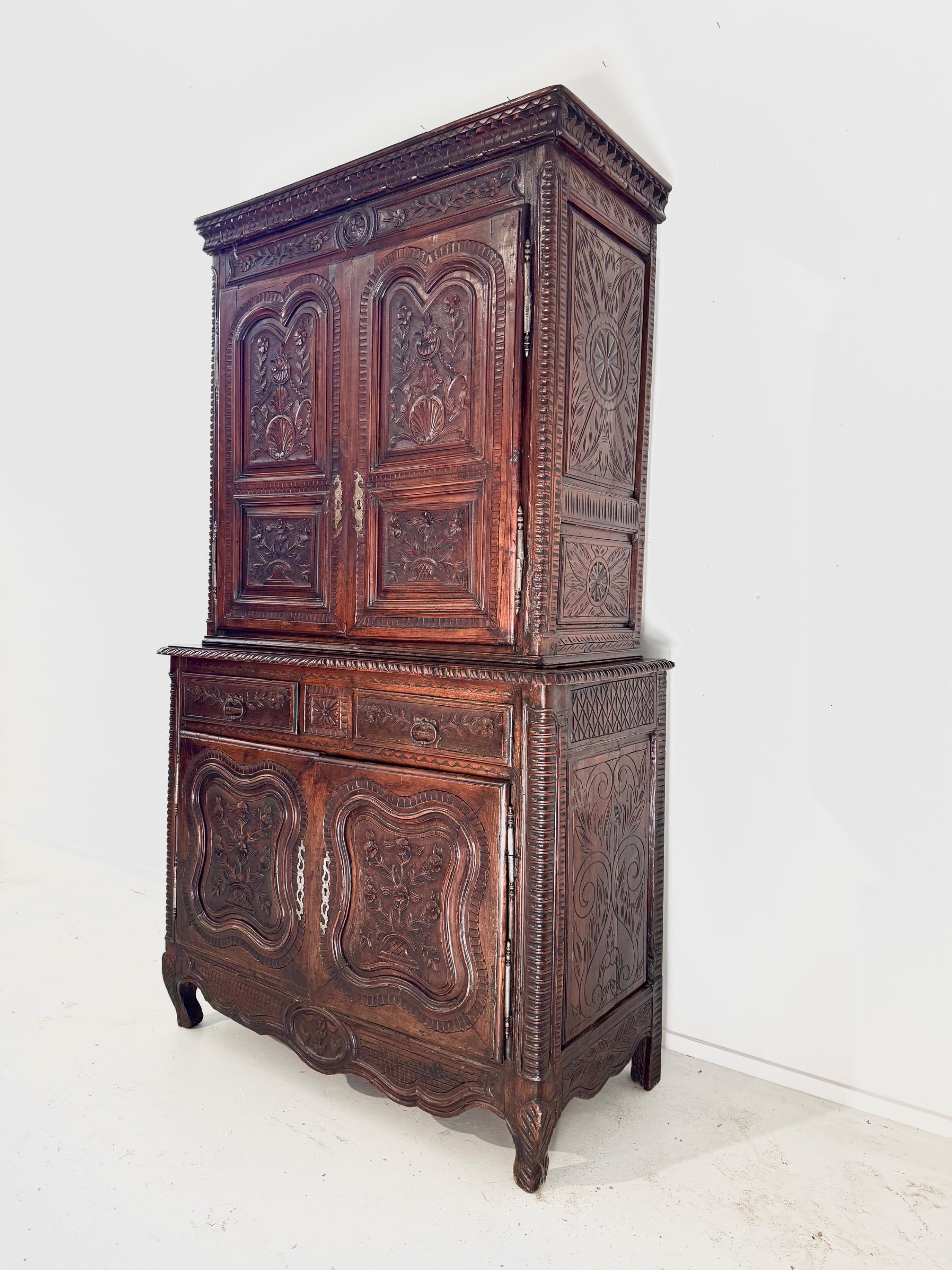 Charming French 18th Century Buffet in Two parts,Very Nice Carving Details, in Wallnut With Beautiful Original Time Patina.  Dim = 210 x 120 x 56 cm